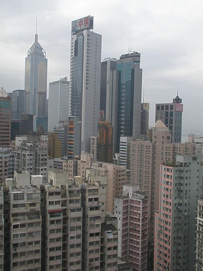 銅鑼湾（香港島）のホテルから。エクスプレスバイホリディインに宿泊。タイムズスクエア近くで便利。シャワーオンリーの部屋ですが、新しくて、こじんまりしていて必要なものがすべてそろっている感じ。居心地はよかったです。窓からほんのちょっとですけど海が見えます。