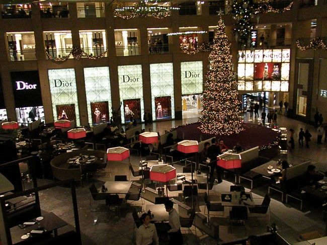 銅鑼湾から中環まで地下鉄で移動（数日いるならオクトパスカードが便利でしたよ！）<br />マンダリンオリエンタルでハイティーに。<br />ここは店内がスタイリッシュ。ハイティーのケーキ類は小さくて凝ったつくりでした。上段が点心、真ん中はがサンドウィッチ、一番下がミニケーキ。