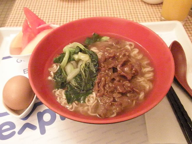 27日朝。おはようございます。ホテルの朝食は3種類の中から選ぶ形式。微妙です。