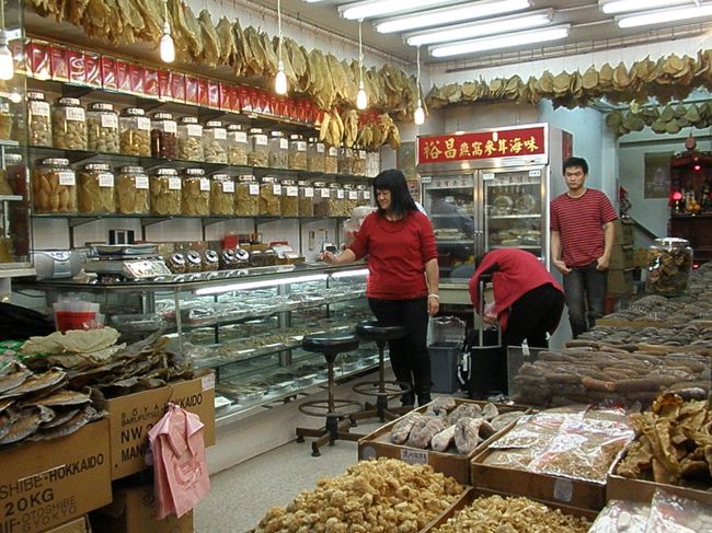 トラム（どこまで行っても同じ値段。といっても乗り方に失敗しまくりました）に乗って、上環の乾物屋街へ。日本の北海道産の貝柱は、地元のものよりずっと高級でした。