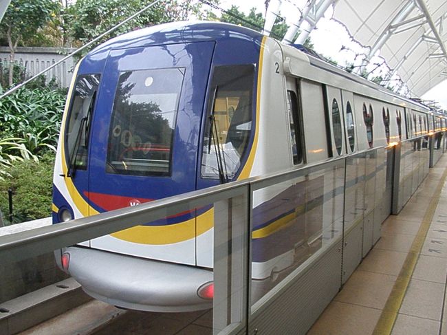 28日。今日は香港ディズニーランドへ。香港島から列車でいくと、最後の一区だけこのようなミッキー仕様の列車に乗ります。（窓もミッキー！）