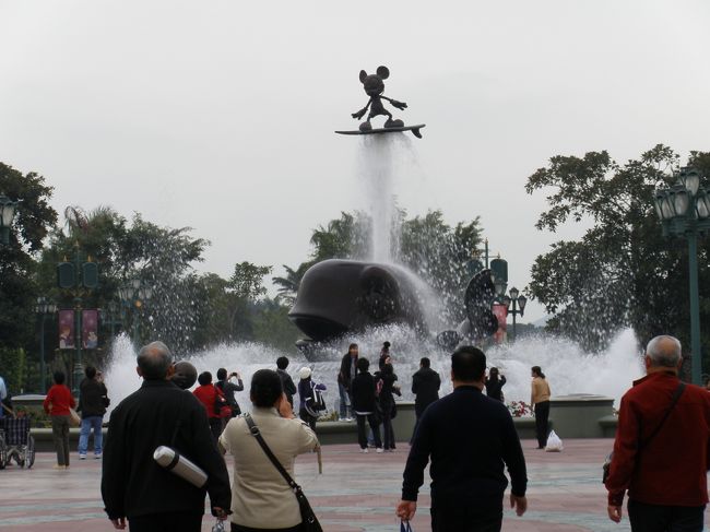 ディズニーランド駅から降りて、入り口の噴水。わーい。（日曜日の入場料は少し割高。350ＨＫＤ）