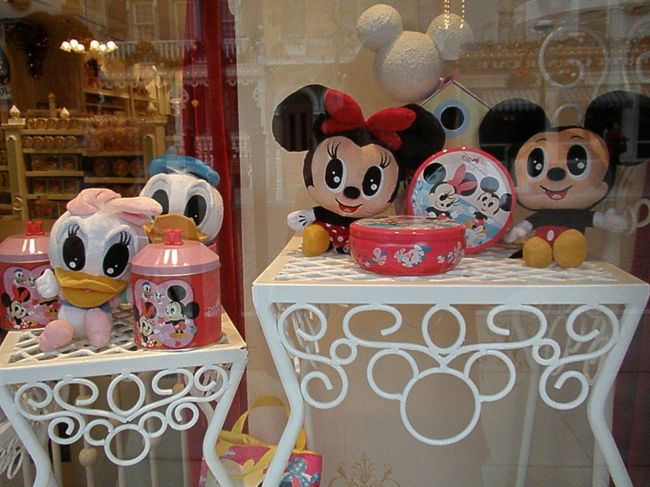 どんどん入っていくと･･･。お城も小さいし･･･。人は多くない。カリブの海賊とか、ホーンテッドマンション、ビックサンダーマウンテンすらない。最新のものはもちろん･･･ない。田舎の遊園地みたいにほのぼのしている。香港は人が多く忙しい感じだからこれはこれでいいのかな。<br />キャラクターもよーく見るとちょっと違う。なんだかとてもまつげが長く見える。。。