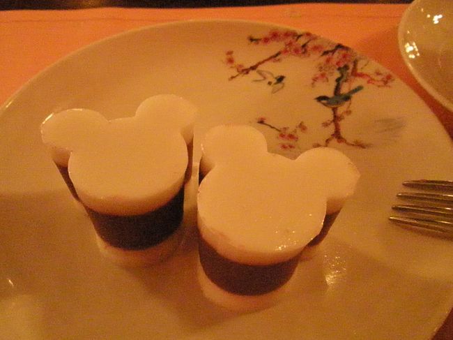 ジャングルクルーズはさすがに新しいだけあって他よりもハイテクだった。炎が出るところがすごい。。<br />予約しておいたレストランでの昼ごはん。点心の上にもにんじんのミッキーがいたりしたが、最後のデザートにも。。。ミッキーの小豆カンのような感じ。おいしい。