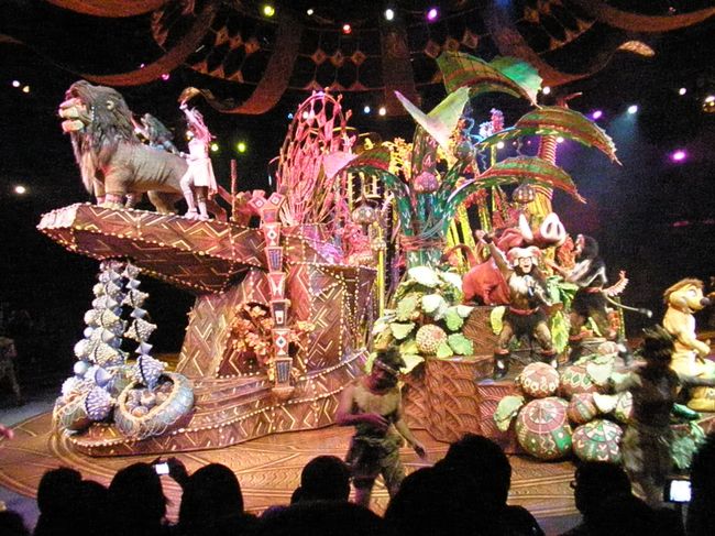 ライオンキングのショーは、フロリダにあるのと基本的には同じ。どんな人もどこに座っても楽しめます。