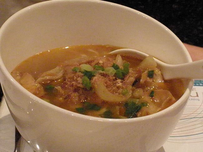 エクスプレスバイホリディインのフロントの隣のベトナム料理やで夕食。これが美味しい。<br />最近香港ではベトナム料理が増えたようですが、ここもお手軽で行きやすいお店だと思います。