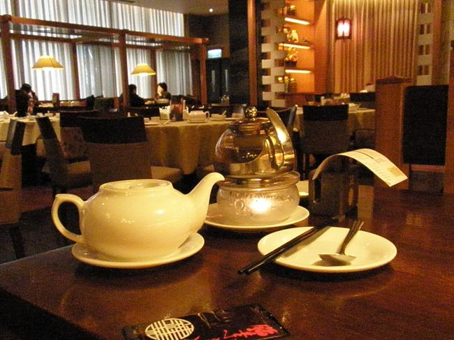 29日は遅く起きて、朝飲茶へ。タイムズスクエア10階の「鐘菜」は地元で人気の朝ヤムのお店。調べておいた開店時間前に行ったのに、すでに数組まっていました。チーズ（芝士）蝦春巻きを初めとして、2人で7品目で178ＨＫＤ。大満足の朝昼ごはんでした。