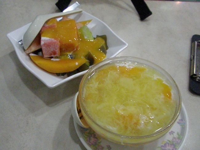 トラムで、天后駅前まで移動。ここでは駅前商店街の一角にある、庶民派スィーツの店へ。手前は楊枝甘露というもの。ザボンのような柑橘系の沙田柑というしゃきしゃきしたフルーツにマンゴーがたっぷり。おいしい。他にも食べたいものがいっぱい！45ＨＫＤ。お店の名前は、「燕楽居糖水店」