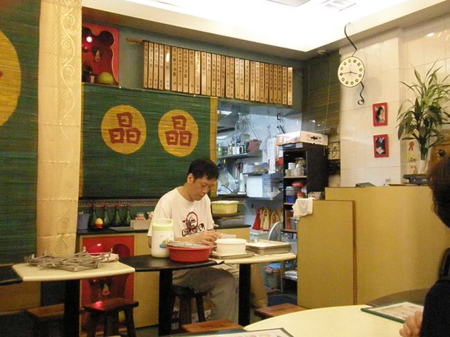 さきほどの店から、歩いて１分くらいのところにある「晶晶甜品」というお店。ここのスィーツも素敵です。スーパーでも売っている緑豆芝麻沙（昆布入り胡麻緑まめスープ）を味わいました。整腸作用もあるそうですが、ぜんざい・お汁粉のような感じでたのしめました。擂沙湯圓（黒胡麻餡のだんご）もおいしかった。。。写真はお店の方が団子をつくっているところ。