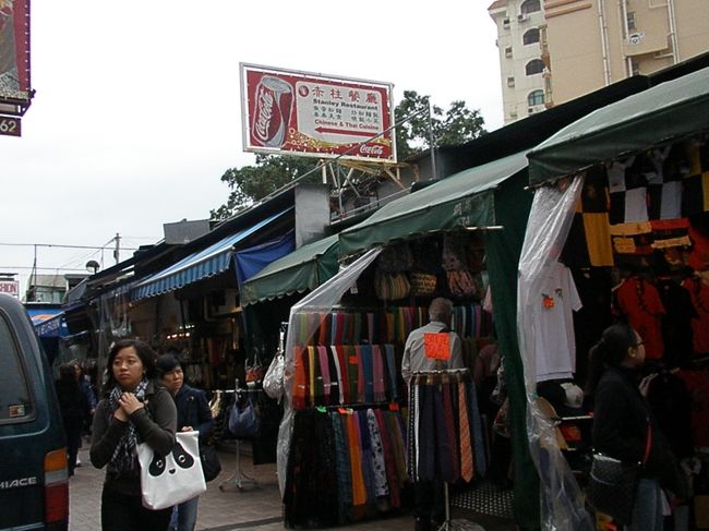 30日は赤柱へ。セントラルから6番のシティバス（2階で景色を見ながら・・・）で30分。帰りはミニバスがあることを発見、ミニバスで銅鑼湾まで帰りました。（ちなみにミニバスのほうが料金は2HKD高いです）<br />「赤柱餐なんとか（看板参照）」という、スタンリーマーケットの中にある安い！早い！うまい！といってそうな大衆食堂へ。