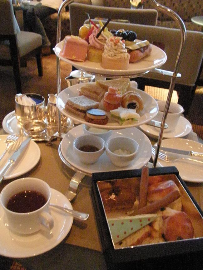 九龍サイド(パークホテル)に引越しして、再度素敵なハイティーにチャレンジ。ペニンシュラがいっぱいだったので、インターコンチに、17時45分に入って大正解。（ハイティーは18時まで）どんどん夕暮れになってきて、夜景がすばらしく（表紙参照）2時間くらいゆったりできました。