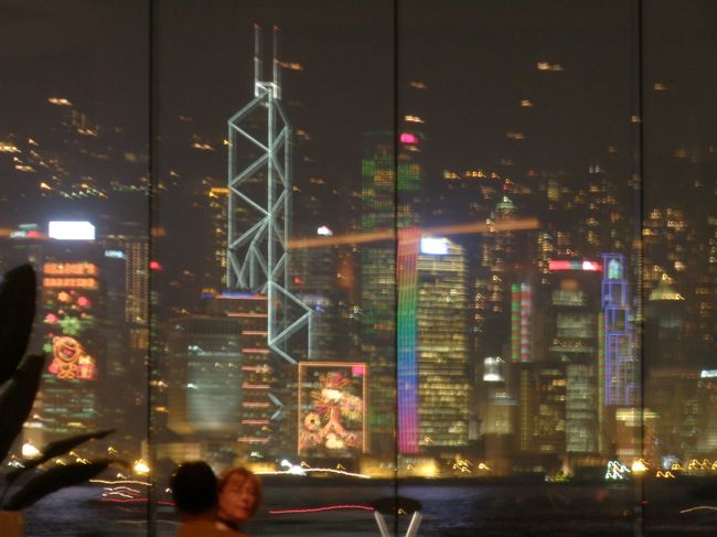 日が暮れた窓の外の様子。