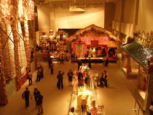 歴史博物館の内部。体育館みたいに大きい。ゆっくり回るととても時間がない。レプリカばかりだけど、歴史への想像力が書きたてられるようにつくられており、いい博物館だと思う。ここは、この地方の伝統の祭を展示しているスペース。