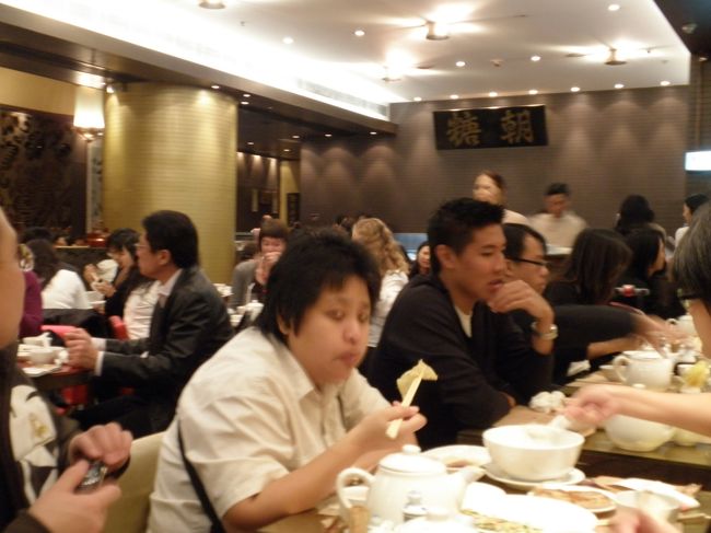 12月31日です。今日は、ショッピングと博物館見学。<br />「糖朝」が食事もできるスペースもできたということで、ここで昼食。周りのお店は、バーゲン一色。この時期香港はバーゲンシーズン。ショッピングも楽しい。