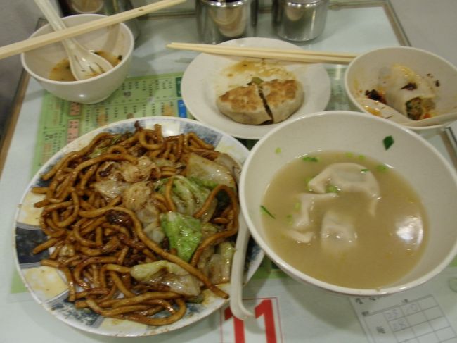 夕食。厚福街の「唯一麺屋」という食堂で、二人で70HKD。おやきがおいしい。
