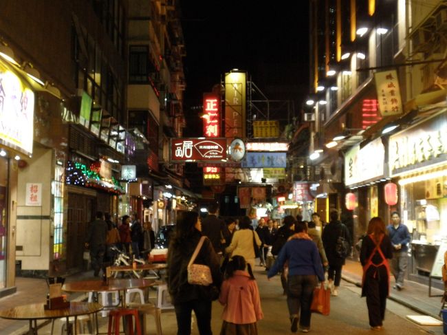 12月31日の夜は、いろんなところが歩行者天国。写真は厚福街。みんな海が見えるところへ向かい場所取りへ。（1月1日の花火を見るため。）三時間前でもすごい人。交通規制もすごく、ホテルに帰るのも大変だった。ちなみに、パークホテルでは衛星のNHKも写るので私たちはホテルで年越しすることに。