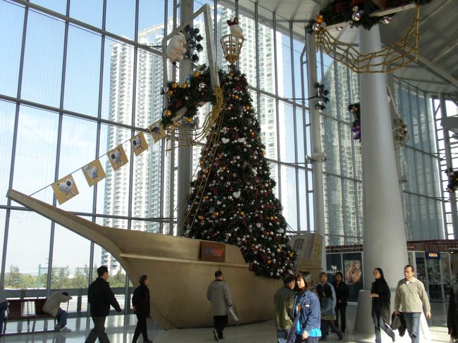 新年。1月1日、空港そばのシティゲートアウトレットでショッピング。ここはなかなかお買い得がいっぱい。ビビアンタム。あいてなくて残念。