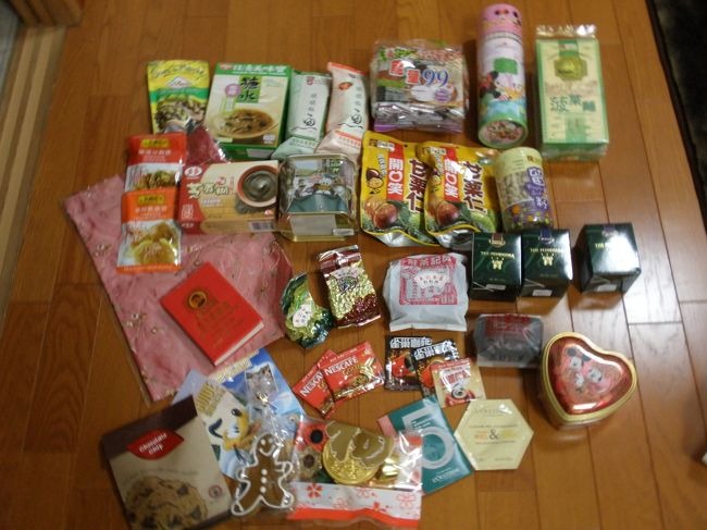 買ったものいろいろ。食べ物が多い。もーさん語録も。（スタンリーマーケットで）