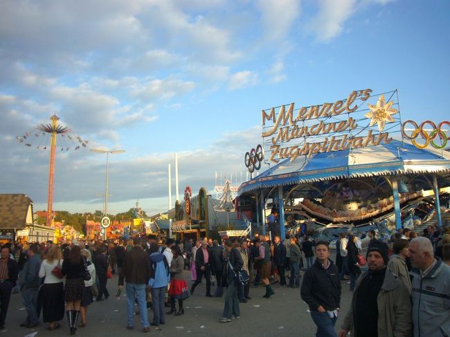 なかは遊園地状態。