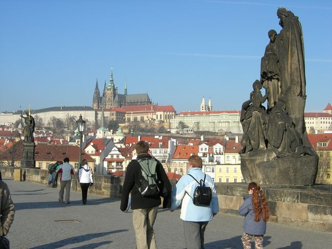 橋から見たプラハ城です。<br />ついでのつもりで城に行きましたが、この城、博物館、美術館、教会など見どころ満載。夕方までいました。