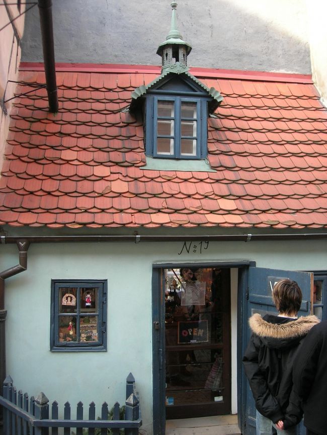 お土産屋、レストランもあります。この城、すぐ帰っちゃうのは、もったいないです。<br />