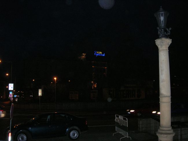 ホテルエスプラナーディに泊まりました。<br />ホテルに帰って、フロントの人に相談したところ、連絡を取ってくれて、すぐ来ました。ロストバゲージ。着替えて向かいの歌劇場へ。サッカーのテーマ曲ともなっているアイーダを見に行きました。<br />このホテル、歌劇場のすぐ向かいですが、横断歩道がないため、半地下のような歩道を通って道路を渡ります。人がいないと、ちょっと薄気味悪いかもしれませんが、オペラがはねた後なら、人もたくさん通るし、不安なくホテルに戻れると思います。