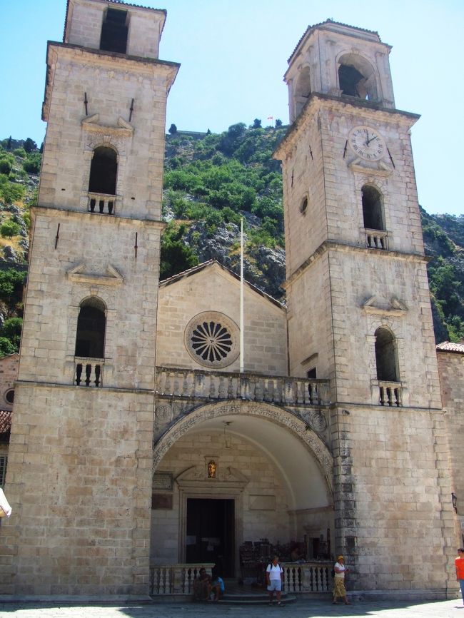 聖トリブン大聖堂。<br />箱庭のような町のなかに見所がいっぱい。<br />今度は日帰りでなく是非この町に滞在したい。