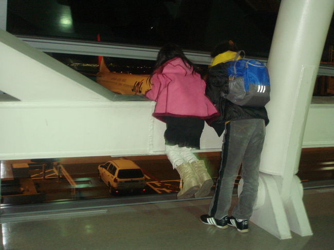 初めての関西空港からの路線。な〜に〜、ちっちゃ〜い！<br />ＪＡＬの機体はすんごくかわいい。かつてのロイヤルネパールみたい。