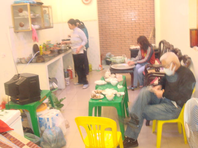 家の中では、コックさんの奥さんが「フォー」の支度。おじいちゃんは、なんでここに座っているの？さあ・・・。