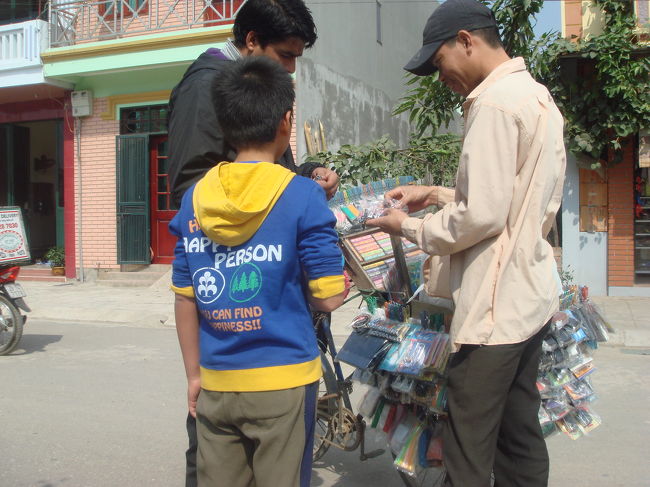 お家の前の公園は気持ちよかでした。病気の娘と病後のパパがよく休めました。これは、もの売りから、爪切りをかっているところ。少し元気になった娘が撮影。