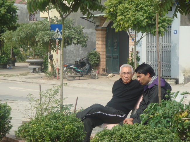 これもお家の前。パパとカメラ目線のおじい。