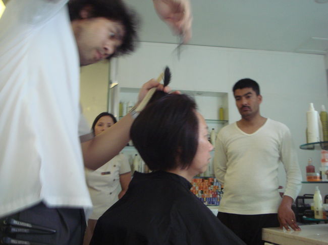 妻をカットするなじみの小太りイケメンカリスマ美容師に、えらそうに注文をつけている下着姿のメタボパパ。