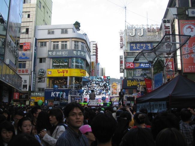 ＜釜山国際映画祭＞<br />釜山国際映画祭です。<br />現在はヘウンデで開催されていますが、数年前まではナンポドンのPIFF広場でありました。<br />この時期のナンポドンはものすごい人です。