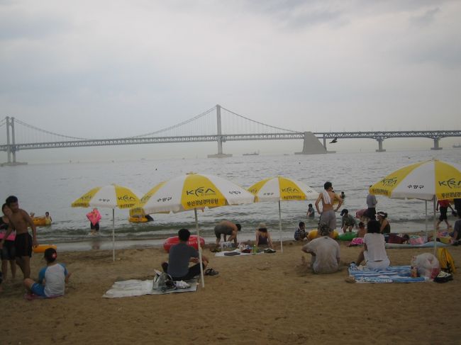 ＜クァンアンリ＞<br />クァンアンリビーチからクァンアンリ大橋が見えます。