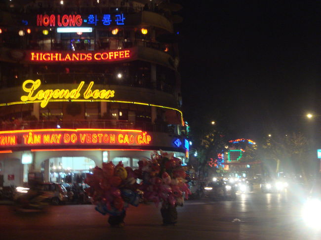 お正月が近いから、風船なのですなあ。ホアンキエム湖のほとり。