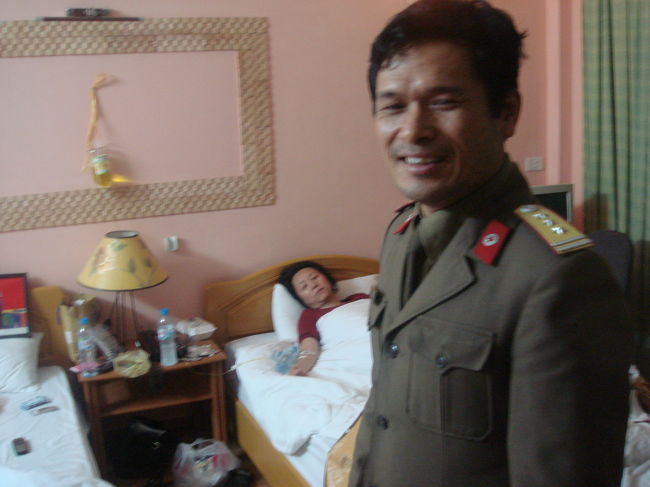 が、その夜から発熱ダウンカウンターパンチ。なあ、自前のインフルエンザにつぎつぎかかってんじゃねえよお！鳥インフルエンザの国でさあ。<br />で、この人は、警察の医者で、やたら元気な人でした。虫の息の私に点滴をして、力強く握手をして帰って行きました。