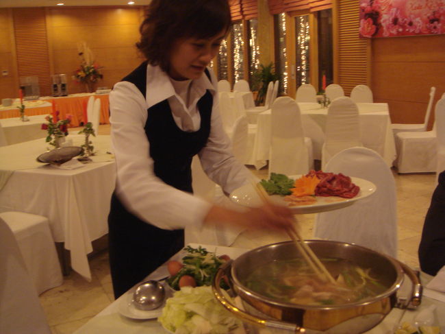 うぇえい！って感じで大盤振る舞いのなべ料理。麦文化クラブ（ネパール語教室）のＦに似ているお嬢さんが、ずーっとつきっきりでサービス。ハノイのなべって、結構どこでもこうです。