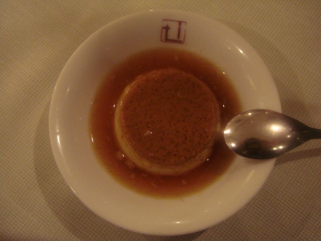 憎い！デザートは大好物のキャラメル。んんん！おおきさがかわいい、すんごーく。参考：スプーンは少し小さめです。