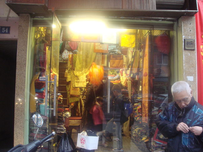 と言いつつ、会いたい人の所へ。布屋のマイフレンド、げんきか〜。オーガンゼー（彼女がそういう）のタペストリーやカーテン、買った買った。うつくすいいいー！