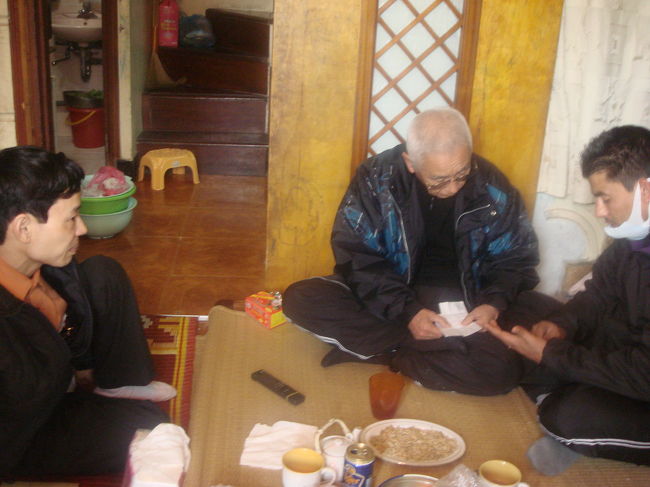 布屋の３階に上がりこむ。ご主人はいつもおだやかで、今日もパパの顔を見ると無言でビールを。