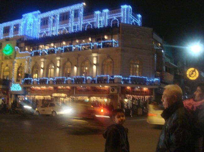 大晦日のホアンキエム湖のほとり。これから花火だって。帰ろうや、寒いから。