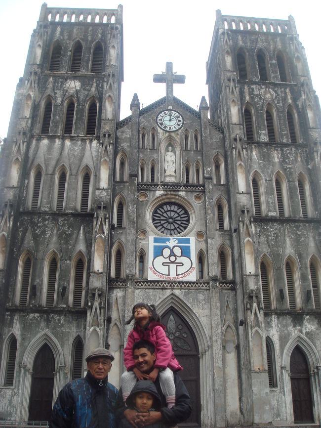 お決まりの１枚を。<br />寒くて、病気して、元気になったらお正月でそこらじゅうが閉まってしまい、私の旧市街やーい！と叫んでもむなしく、・・・の、この旅。でもまあ、金太とおじいがいいコンビだったし、一応帰るまでにみんな治ったし、次回に期待しましょうか。何を？<br /><br />