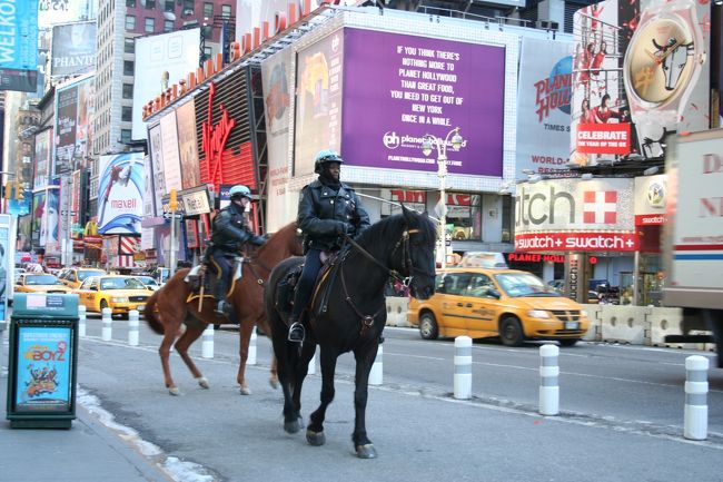 馬に乗った警官に遭遇！<br /><br />この警官に遭遇する前にも、タイムズスクエアの前で写真を撮っていたらお巡りさんに声を掛けられました。<br />「パトカーでＮＹを案内してあげるよ！」<br />「ＮＹ一番安全な車だよ！」<br />と、早速のアメリカンジョーク（笑）