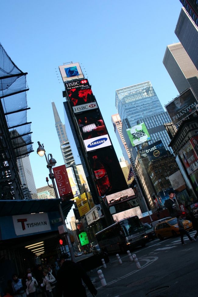 昼間のタイムズスクエア。<br />夜のほうが雰囲気出ますが、昼間のほうが上手く写真に撮れるので好きです（笑）