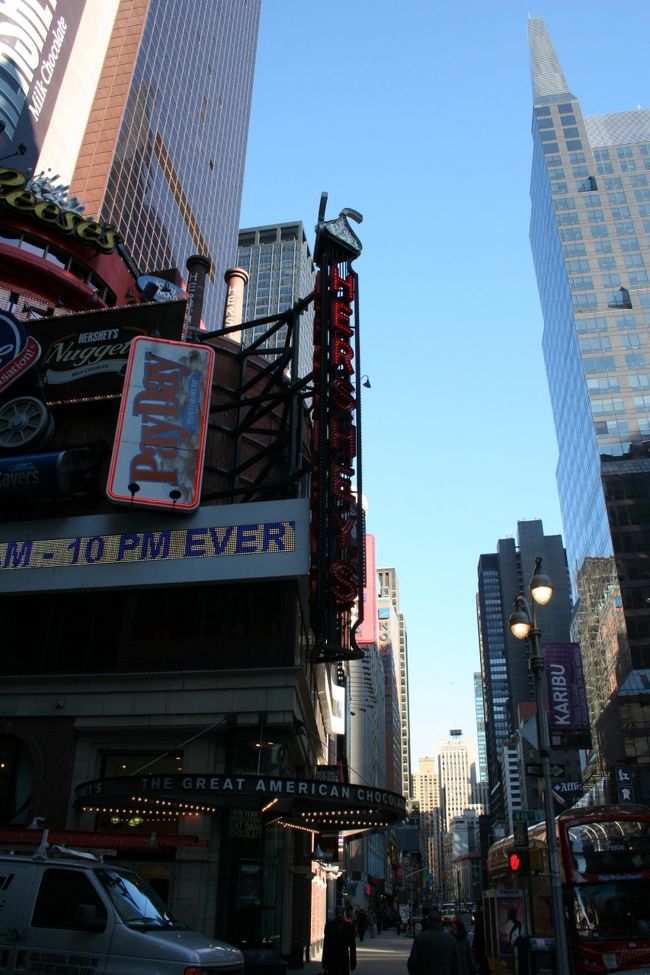 分かりづらいですが、ハーシーズのＮＹ本店です。<br /><br /><br />空が明るい分、肝心の被写体が暗く写ってしまいました…。<br />こういう時は露出補正を変えると良いらしいのですが、<br />撮影している時はそこまで頭が回らず。<br />まだまだ一眼レフも修行不足です。