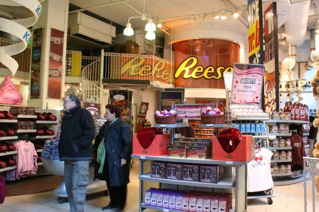 チョコレート屋だけあって、中はバレンタイン一色。<br /><br />私はココアの素（$2.9）とチョコレート（$9.9）を購入。<br />比較的購入しやすい値段だったので、<br />お土産にはもってこいです。