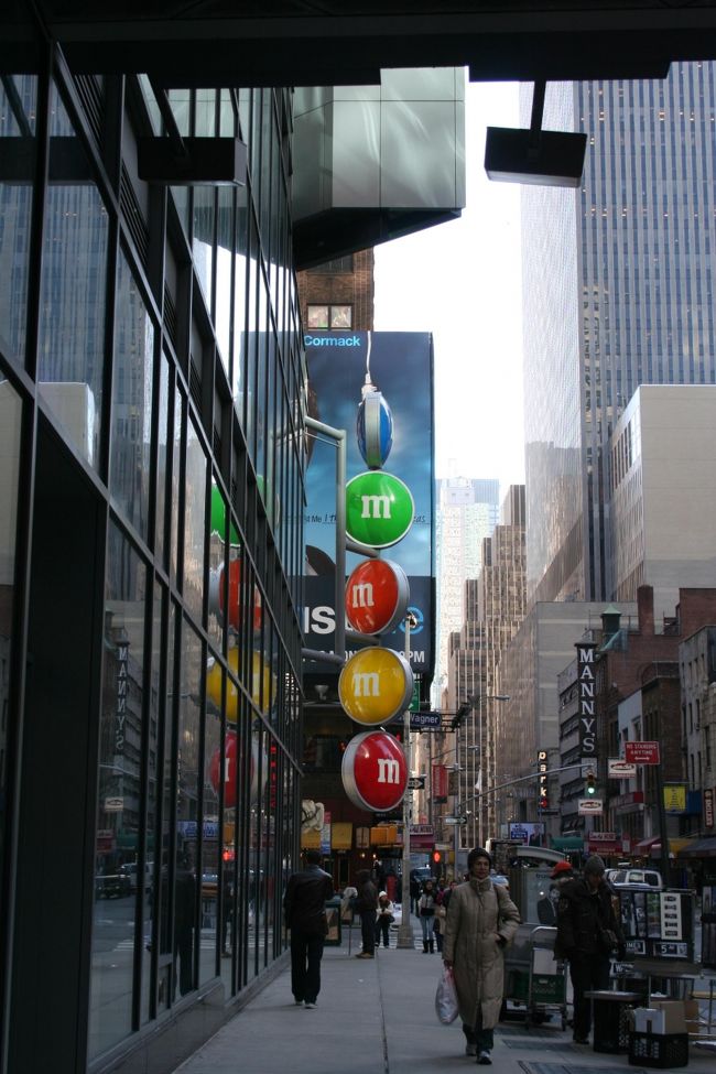 お次は向かいのM&amp;M'sへ。