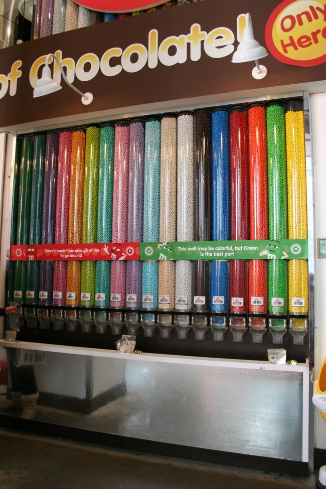 量り売りのチョコ。<br />すごいカラフルですよね…いかにも人工着色料（笑）<br />友人は頑張って全色少しずつ袋に入れてました（笑）