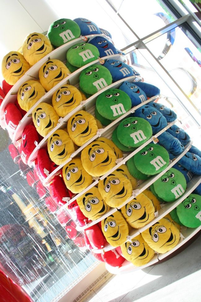 友人達がお土産を物色している間、<br />私は一人で「逆光の時の撮影方法」を研究（笑）<br />ホワイトバランスを変えてみたので、<br />少しは明るく写ったかな？<br /><br />ちなみに私は小銭入れ（$6.95）と<br />荷物に付けるネームタグ（$6）を購入。<br /><br />次はブランチに向かいます♪