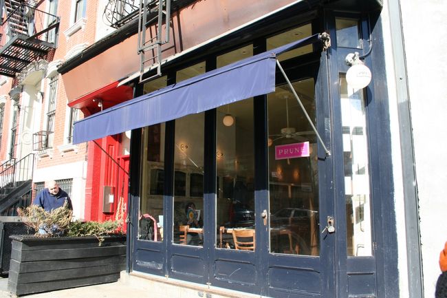 ロウアーイーストサイド　2ave.駅下車。<br />少し歩くと見えてきたこのお店。<br /><br />PRUNE（http://prunerestaurant.com/)